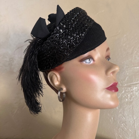 STRIKING 1930s' BLACK STRAW & FABRIC HAT WITH BOW AND OSTRICH FEATHER.